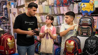 مشتريات المدرسة: طفلة تمنع أخوها يشتري جنطة غالية.. "ما عدنا فلوس تكفي" 💔🥺