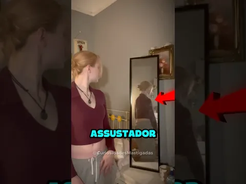 O espelho estava refletindo algo assustador... E ela nem percebeu