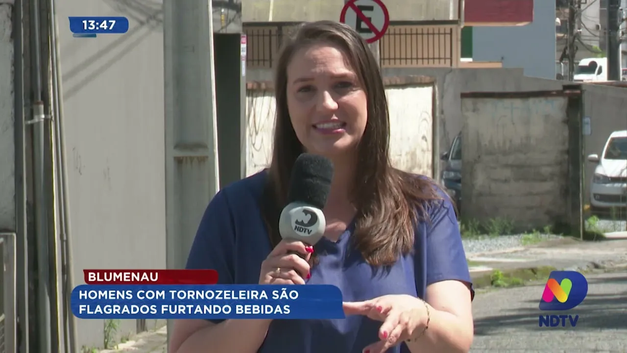Homens com tornozeleira são flagrados furtando bebidas em Blumenau