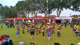 aksi drumband gita nada membawakan lagu maju tak gentar