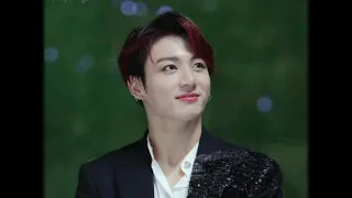 صور جونغكوك على اجمل اغنيه روسيه ضعو السماعات 