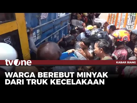 Truk Kontainer Terguling, Warga Rebutan Minyak Goreng