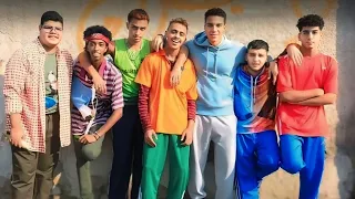 شاب غني بيخسر كل فلوسه وبيعيش في مكان فقير لكن يسعي انه يدخل بطولة كورة وبيكسب مليون جنيه هو وصحابه 