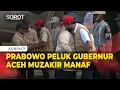 Prabowo Tiba di Aceh, Langsung Peluk Gubernur Mualem usai Turun Pesawat