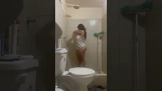 روتيني اليومي بدون ملابس داخلية في الحمام نار 