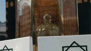اللهم زد هذا البيت تشريف ا وتعظيم ا ومهابة  وبر  ا دندنها
