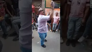 رقص بالسكين في فرح بنته 