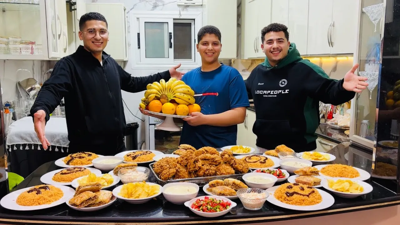 الحمد لله ان ربنا كرمنى باجمل ثلاث شيفات ومرات ابنى عملو 🥰عزومه مطاعم لى خطيبه💍 اخوهم حسام وشرفونى👌