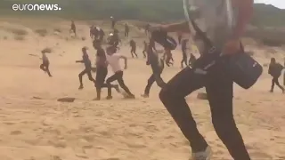 عشرات المهاجرين ينزلون عند شاطئ للعراة 