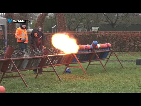 Traditioneel carbid spektakel in Lemele met een inmiddels niet meer weg te denken afsluitende vuurwerk show.