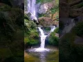 Download Lagu Betoverende traditionele Dayak-muziek met adembenemend uitzicht op de waterval