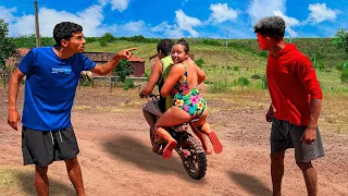 PEGUEl MINHA MULHER NO FL4GRA DA Pl0R FORMA NA MINI MOTO COM 0UTR0