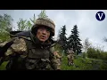Download Lagu Un cohete ruso pilla por sorpresa a soldados ucranianos mientras cavan trincheras a 50 metros