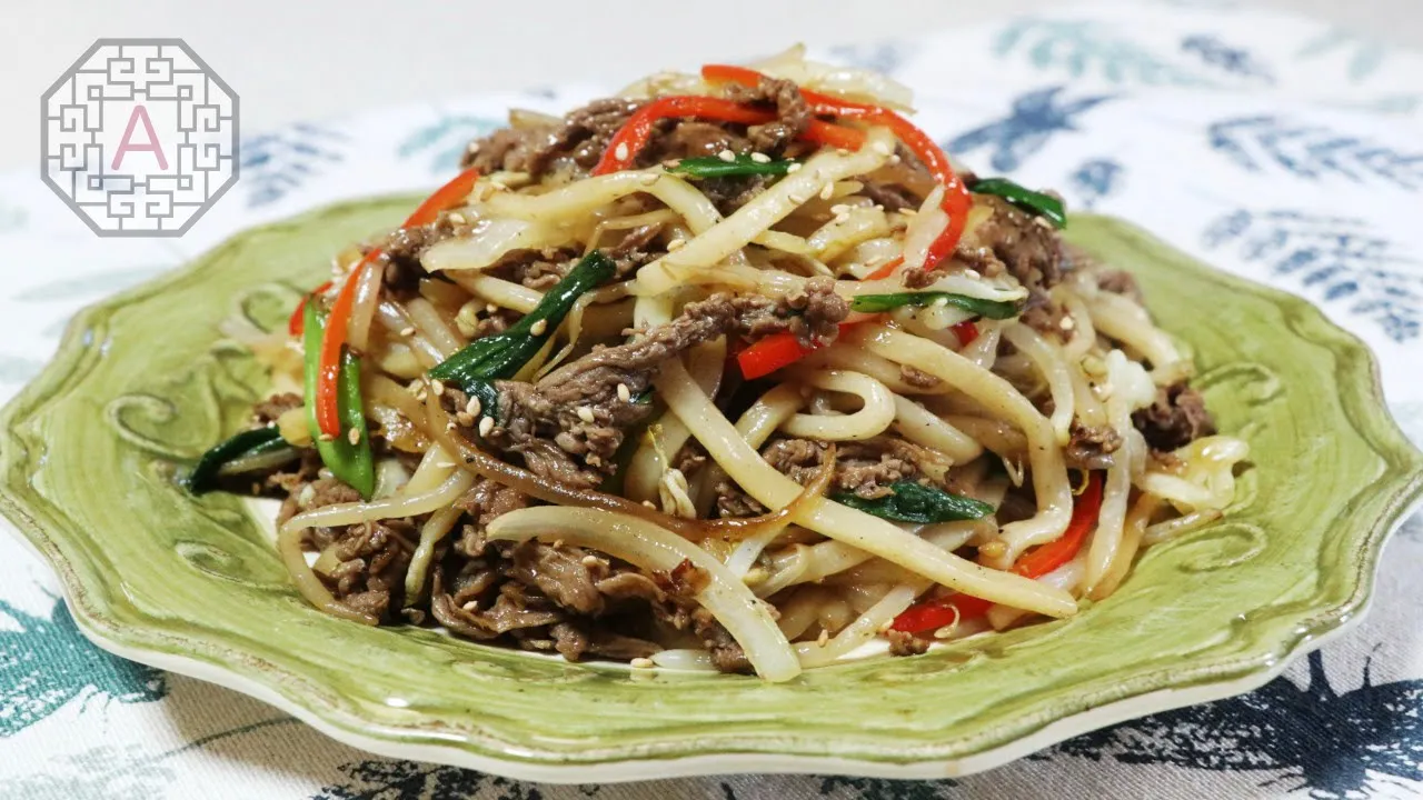 Stir-fried Beef and Udon Noodles ( , ChaDolBakI UDongBokkEum)   Aeri