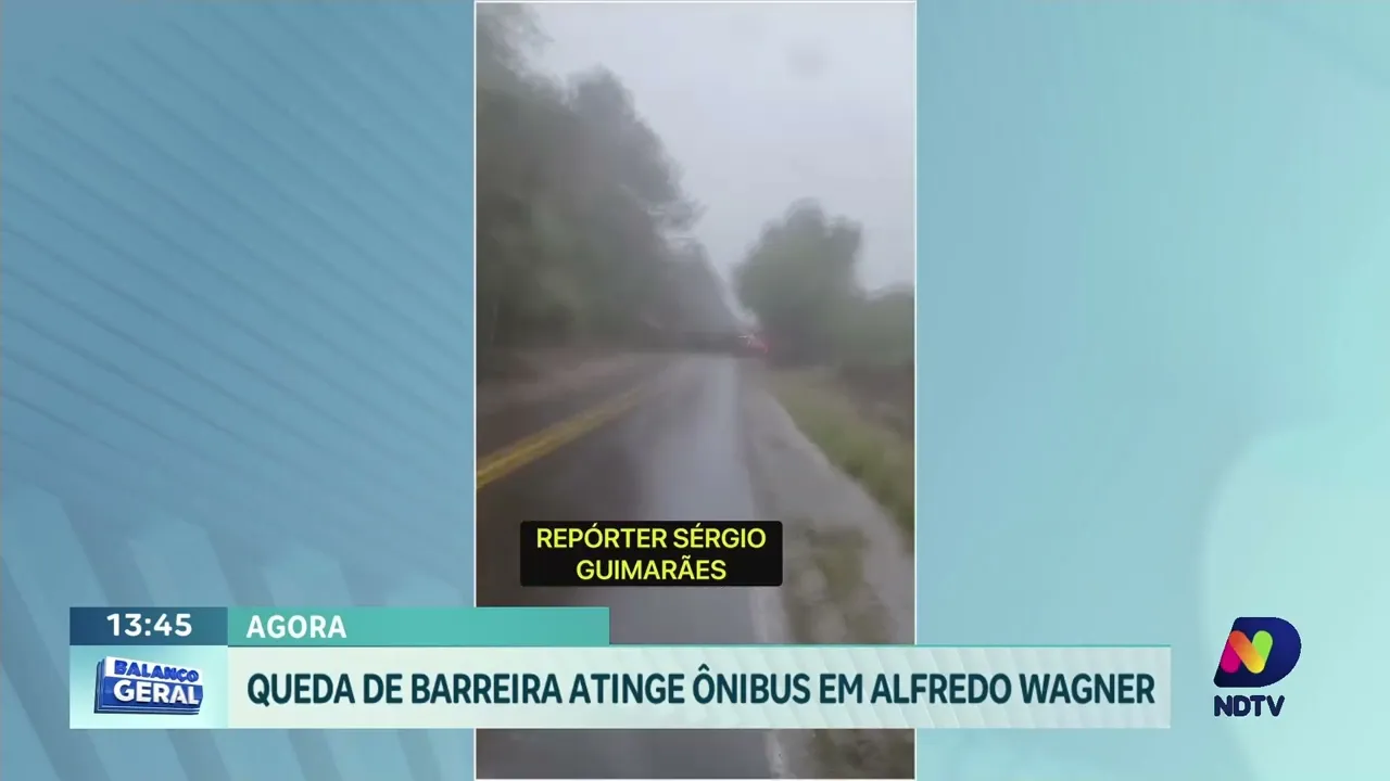 SC-350 em alerta: ônibus parcialmente soterrado por queda de barreira