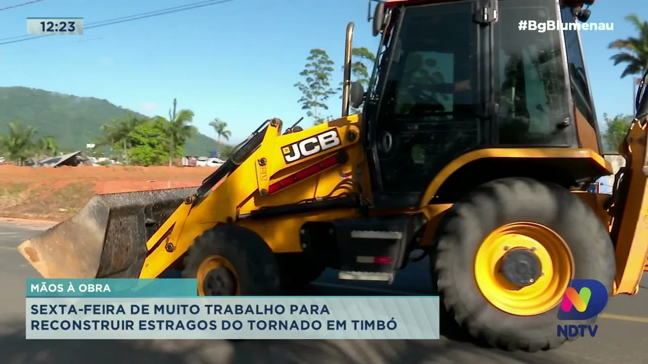 População trabalha para reconstruir estragos causados por tornado em Timbó