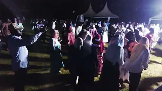 شولي وسط جمهوره في كمبالا حفلة عيد الفطر      الذي نظمه الشركة الأفريقية  دندنها