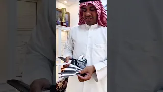 البطل السعودي المتخصص في سباقات المسافة الطويلة فواز العرادة ممسكا ببعض جواهره 