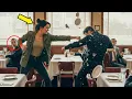 Download Lagu Drie mannen vielen een vrouw aan in restaurant — 15 seconden later bleek ze marinier