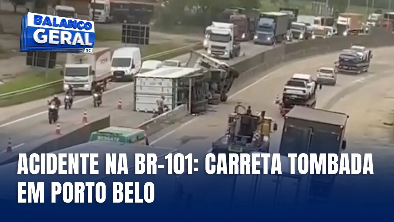 Carreta tomba na BR-101 em Porto Belo e causa transtornos no trânsito