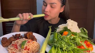 semangat berbuka puasa pake lalapan banyak guys