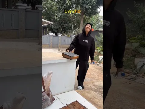 WANITA KEPERGOK MENCURI PAKET