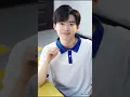 형편이 어려운 학생이 수업 도중 뜻밖에도 시스템을 각성하여 교사와 학우들을 놀라게 하고, 캠퍼스 미녀의 호감까지 얻게 된다！
