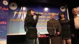 الراقصة هندية تغني كلمات السيسي عن مصر في حفل المركز الكاثوليكي 