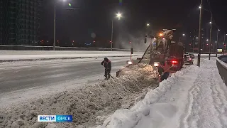 На ликвидацию последствий снежной бури в Омской области с самого утра вышли все дорожные службы