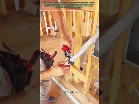 Le processus de découpe d'un câble d'alimentation épais dans une maison en bois en construction