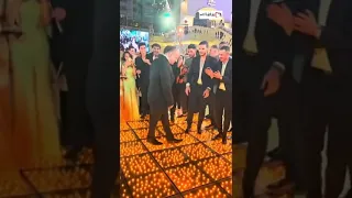 يثير الاعجاب  والد عروس يرقص رقصة مايكل جاكسون ببراعة وخفة    دندنها