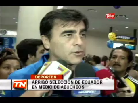 Arribó selección de Ecuador en medio de abucheos