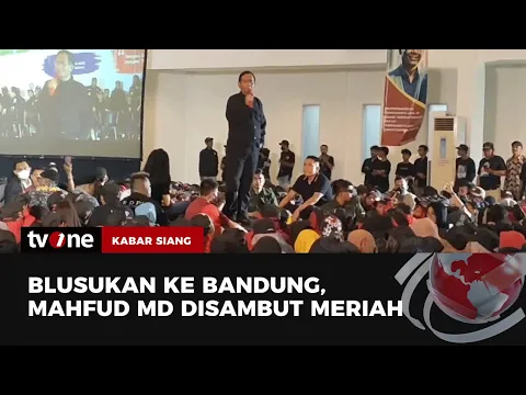 Mahfud MD Diberikan "Udeng" saat Berkampanye di Bandung