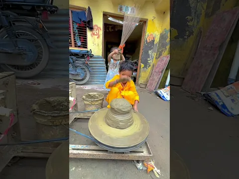 झाड़ू से मार दिया बेचारे भाई को 😀 #funny #ytshorts
