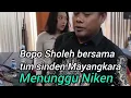 Bopo Sholeh bersama tim sinden Mayangkara menunggu Niken ...
