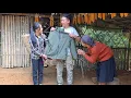 The poor old lady helped(tieu ly)and CEO Jack save firewood, clothes and food for the coming winter.