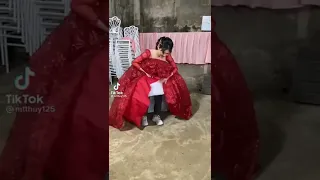 شوفو العروس شو لبسة تحت الفستان  دندنها