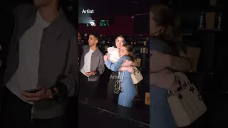 الصغنن مني زاهر بتحضن اختها ليلي زاهر وهشام جمال وبتهنيها بـ مسلسل ولد بنت شايب 