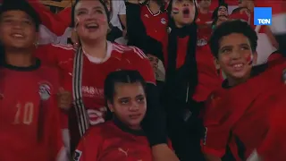 بإحساس كله حب لمصر   تامر حسني يغني  حلوة يا بلدي  بمشاركة الجمهور ولاعبي منتخب مصر       دندنها