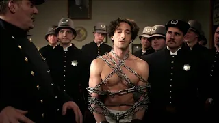 ساحر بيتم إرساله للسجن ويتربط بسلاسل لكنه بيقدر يهرب في ٥ دقايق ملخص مسلسل Houdini 