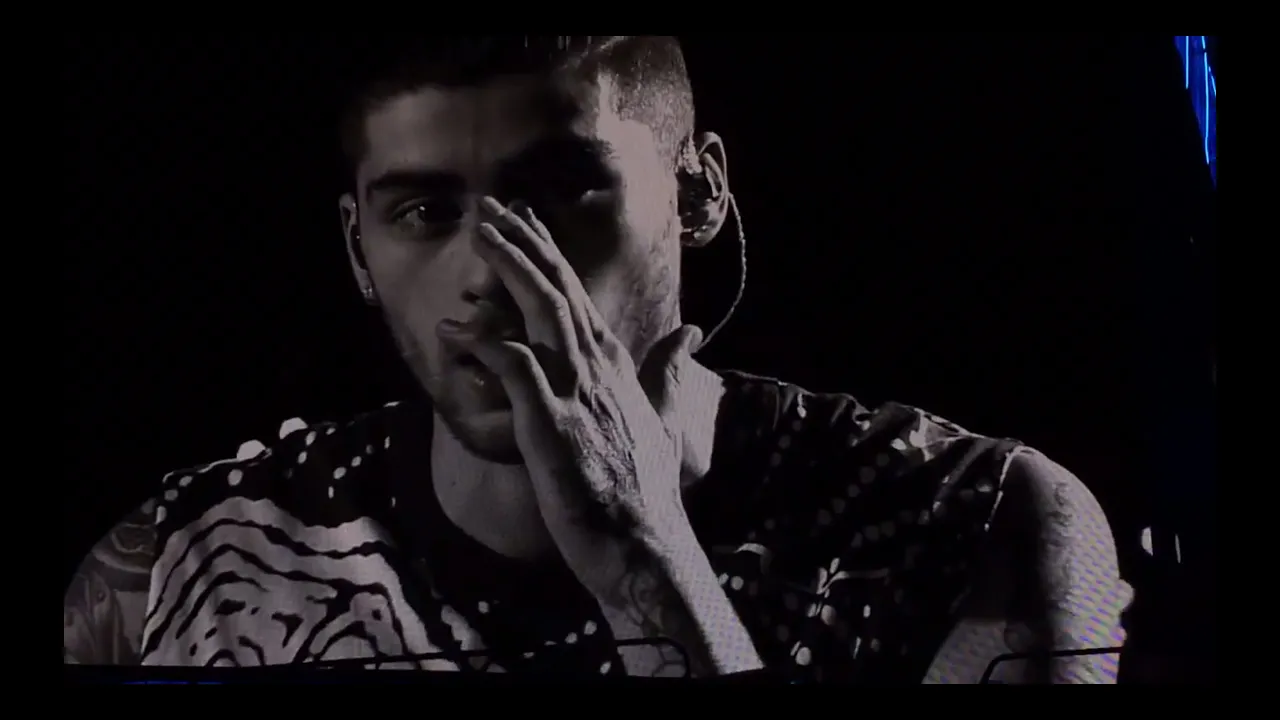 Zayn Malik Crying During Perfomance - OTRA Japan 2/28/15