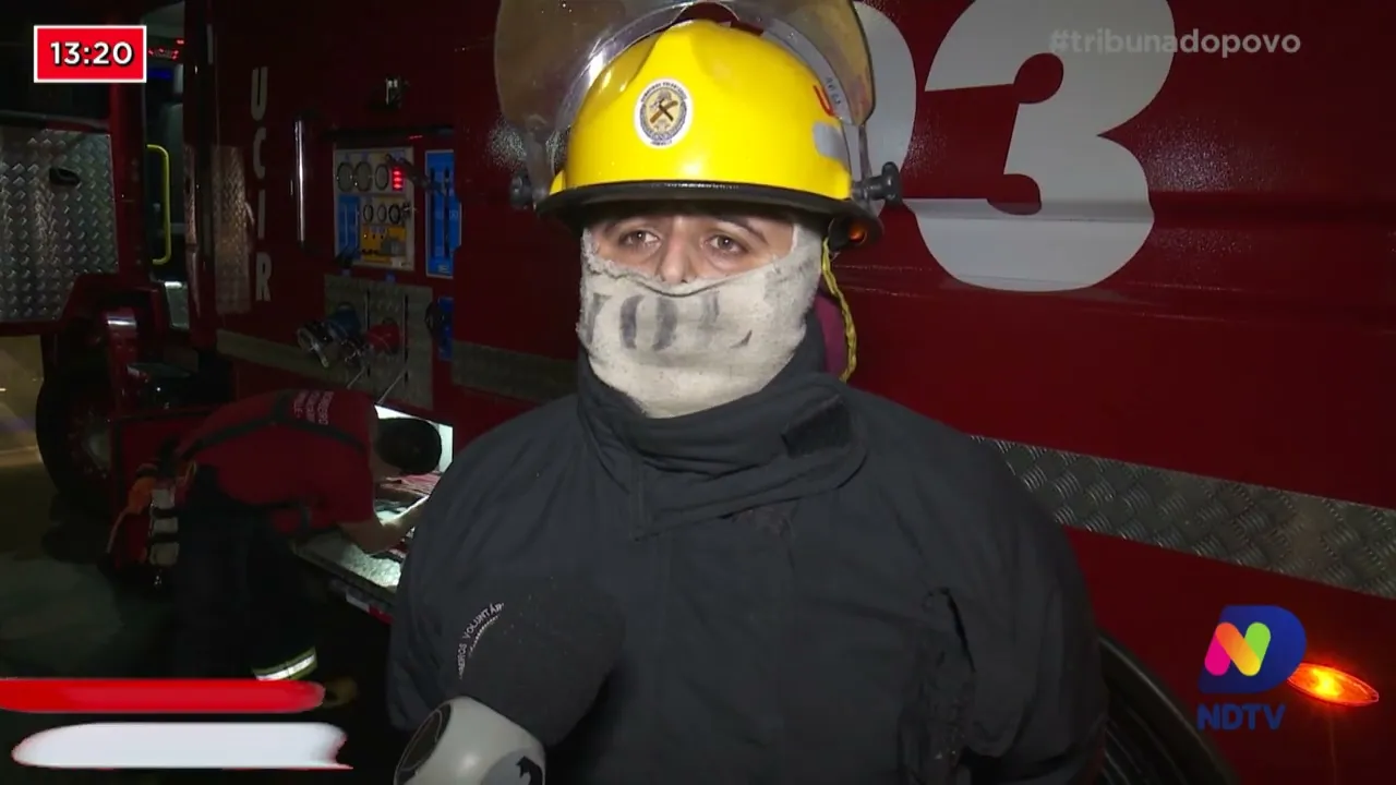 Motorista pulou do veículo em movimento, carro pega fogo e fica destruído na BR-101