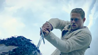 شاب فقير بيكتشف إنه هو الوحيد الى يقدر يطلع السيف الأسطورى من الصخره فبيتحول لملك ملخصking Arthur 