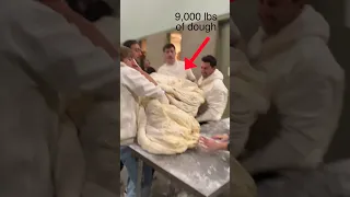 لقد صنعت أكبر بيتزا في العالم 