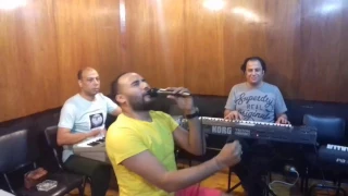 شريف المصرى اثناء بروفات الموسيقار نوار البحيرى وفرقه الموسيقية دندنها