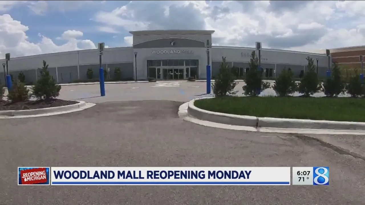 Sword-wielding store owner chases off jewelry store robbers