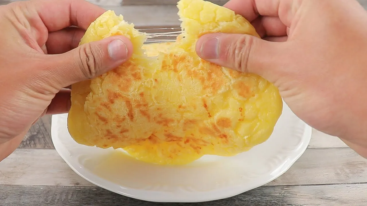 INGREDIENTES: 2 xícaras de polvilho azedo 2 batatas cozidas 40 ML de óleo 1 pitadinha de sal ÁGUA em. 
