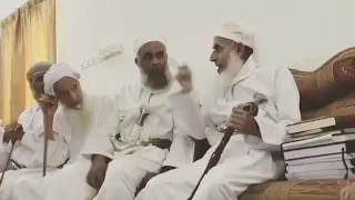 لا بارك الله في مجلس يتحدث فيه بأمر الدنيا الشيخ أحمد الخليلي ممتع 