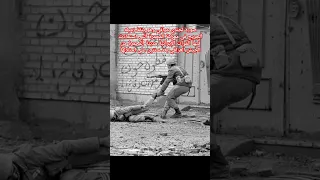 جندي عراقي ي خلي زميله المصاب في مدينة المحمرة الايرانية سنة 82 