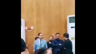 شاعر شاب يتجرأ ويقول سيد مقتدى حرامي 